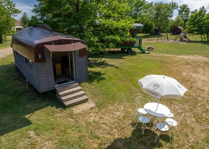 Botel Village Toue Du Domaine Des Demoiselles Chassenard