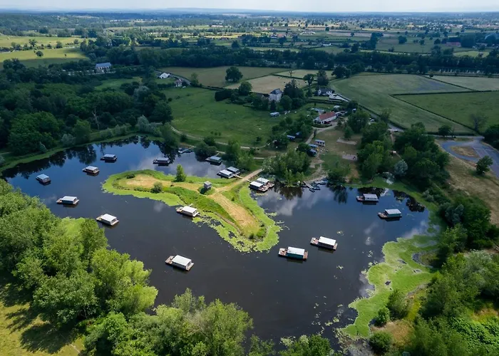 Botel Village Toue Du Domaine Des Demoiselles Chassenard