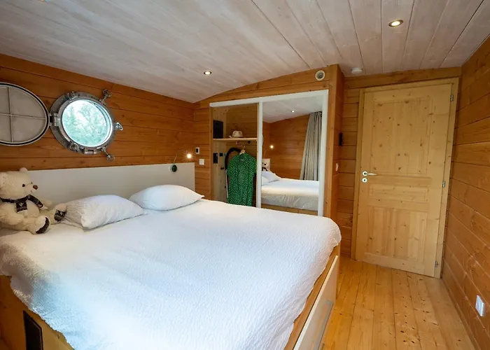 Botel Village Toue Du Domaine Des Demoiselles