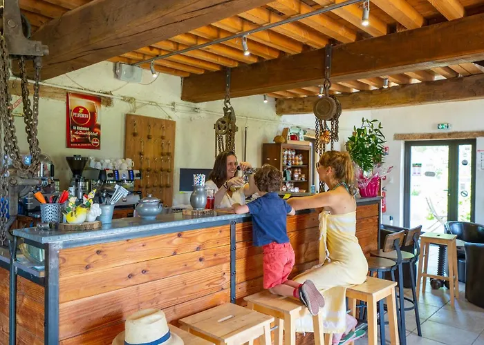 Botel Village Toue Du Domaine Des Demoiselles Chassenard