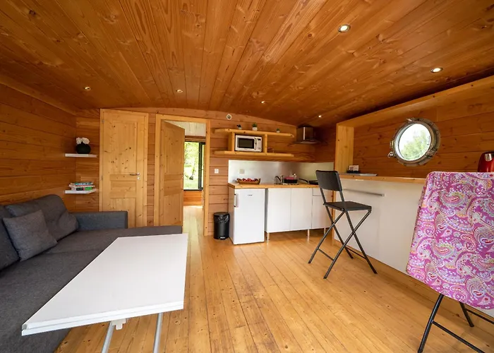 Botel Village Toue Du Domaine Des Demoiselles Chassenard