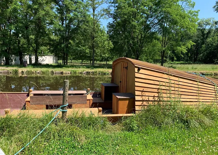 Village Toue Du Domaine Des Demoiselles Botel