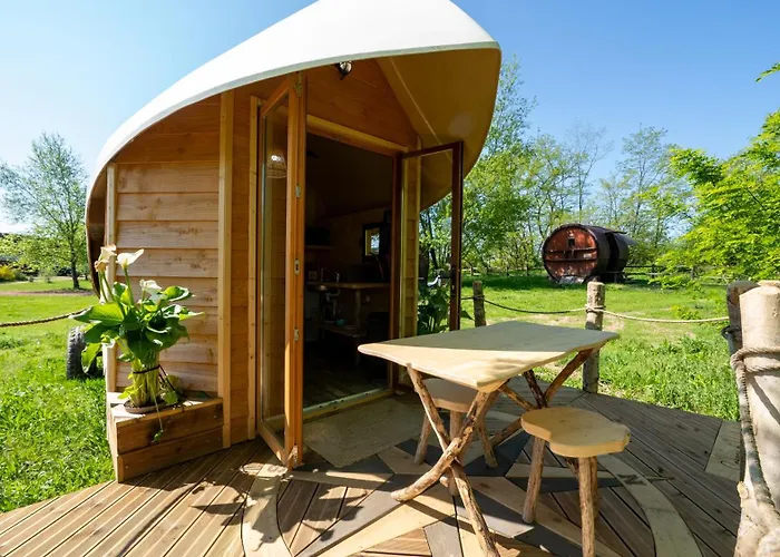 Village Toue Du Domaine Des Demoiselles Botel