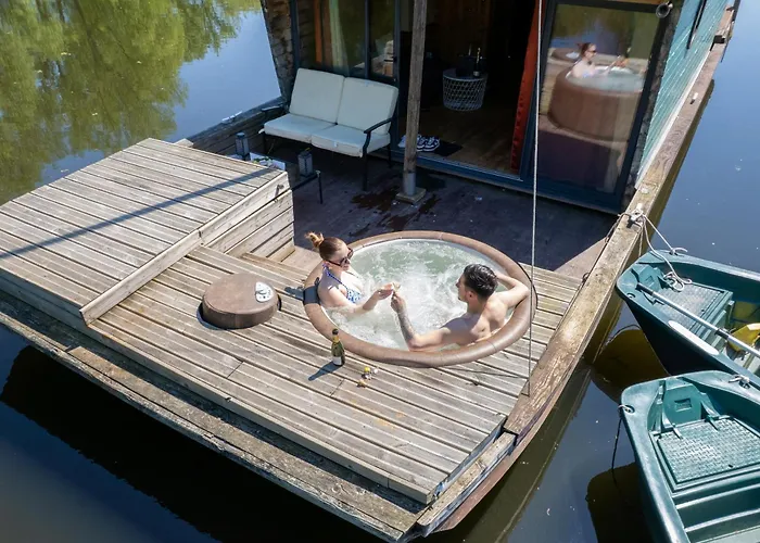 Botel Village Toue Du Domaine Des Demoiselles *