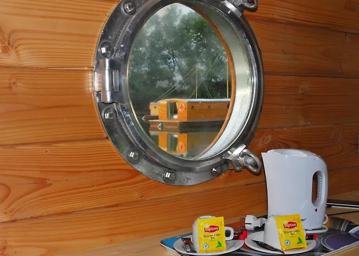 Botel Village Toue Du Domaine Des Demoiselles Chassenard