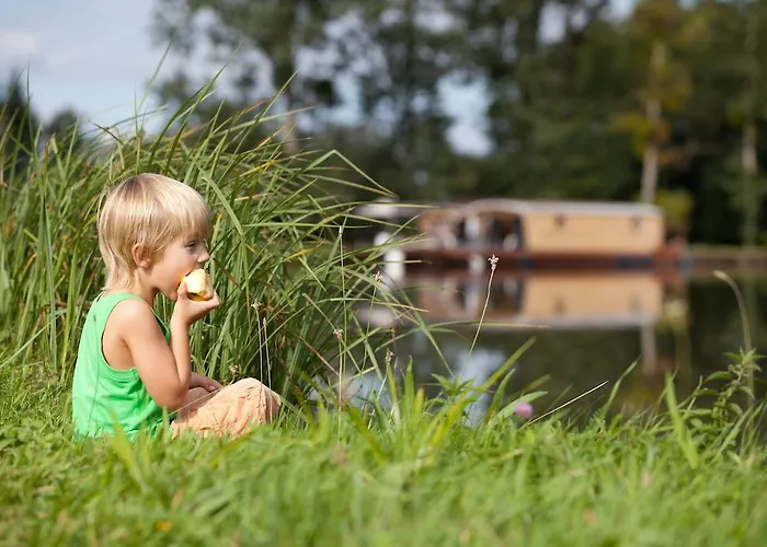 Botel Village Toue Du Domaine Des Demoiselles