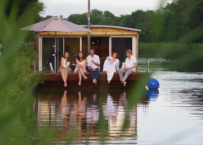 Botel Village Toue Du Domaine Des Demoiselles Chassenard