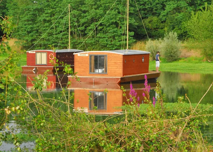 Botel Village Toue Du Domaine Des Demoiselles Chassenard