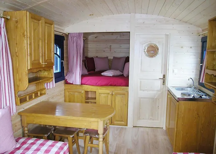 Village Toue Du Domaine Des Demoiselles Botel Chassenard