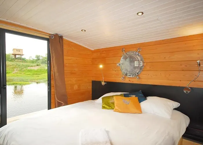 Botel Village Toue Du Domaine Des Demoiselles