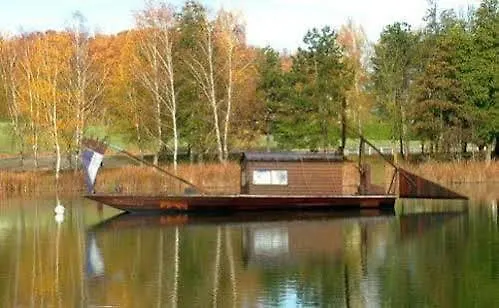 Botel Village Toue Du Domaine Des Demoiselles Chassenard